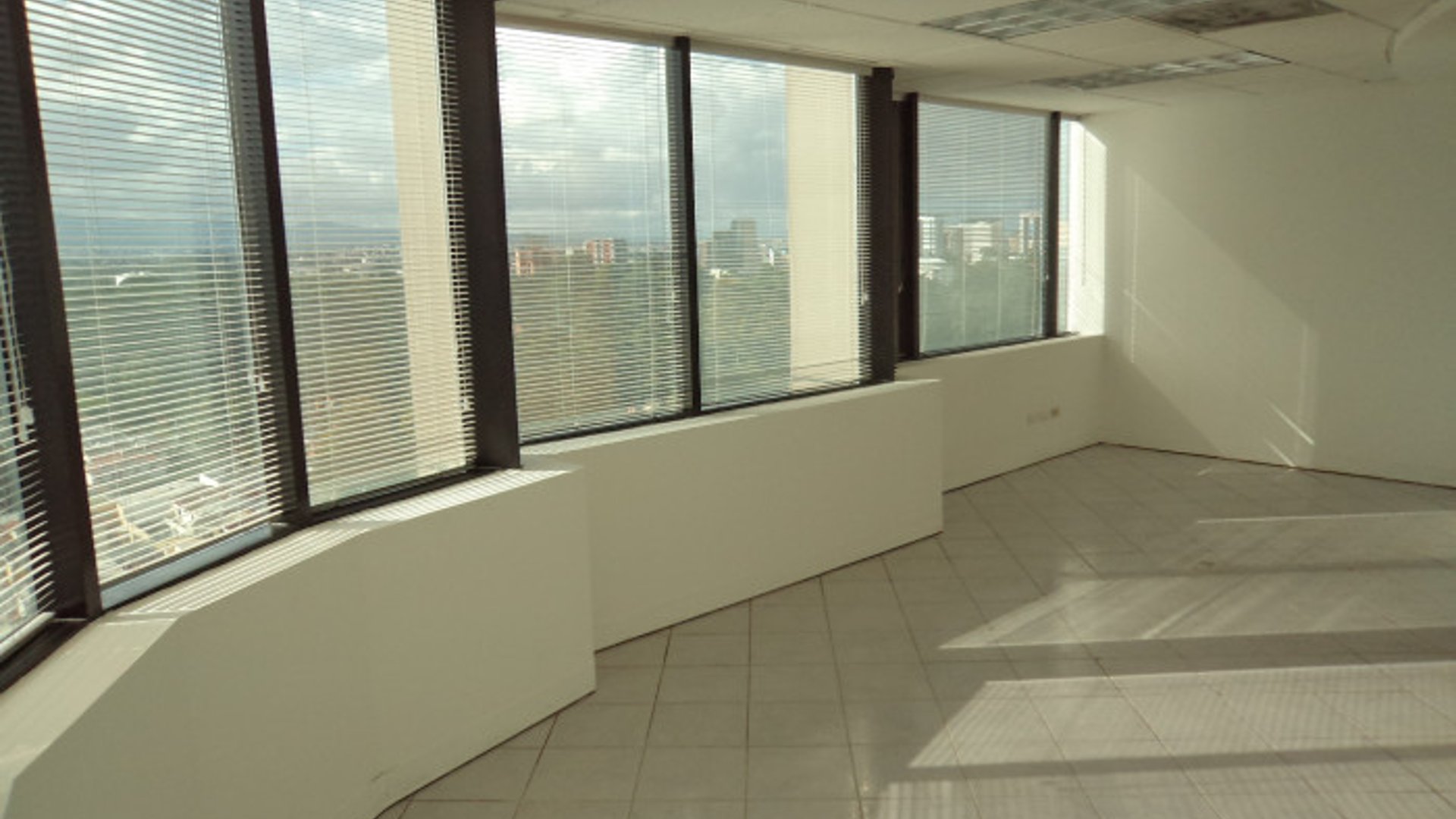 En Renta Oficina en Zona 14 Europlaza Guatemala - Miniatura 15