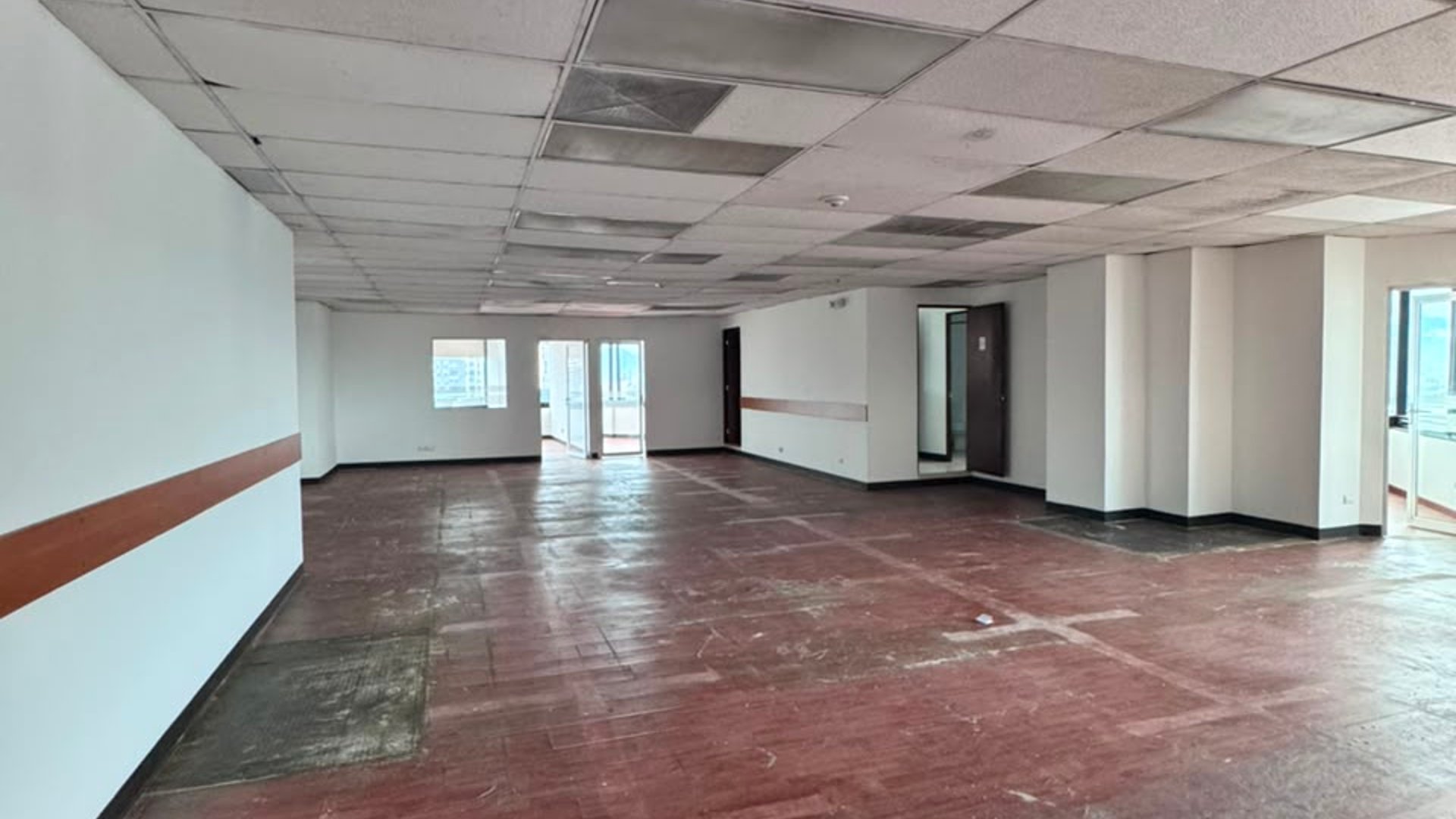 ???? OFICINA EN RENTA – 455 M² | EDIFICIO MURANO CENTER | ZONA 10 - Miniatura 3