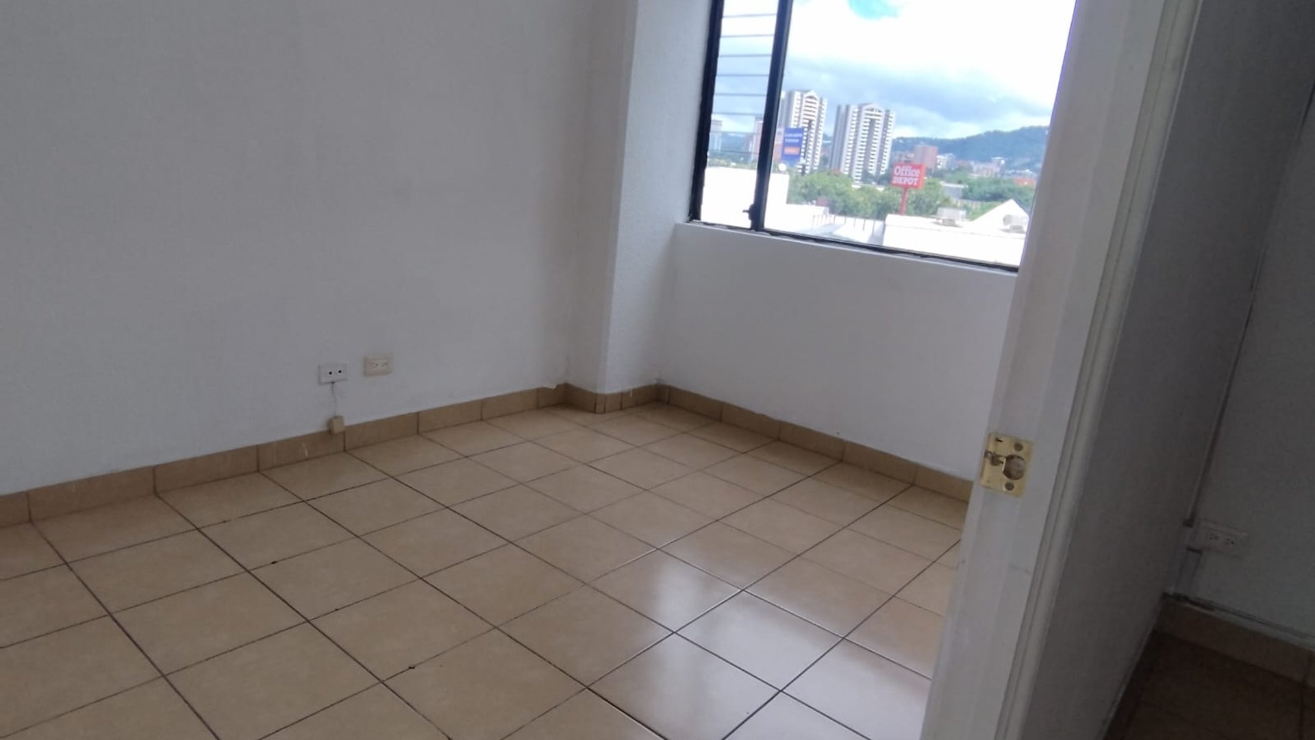 VENTA DE OFICINA EN PLAZA BURÓ | 20 CALLE, ZONA 10 - Miniatura 3
