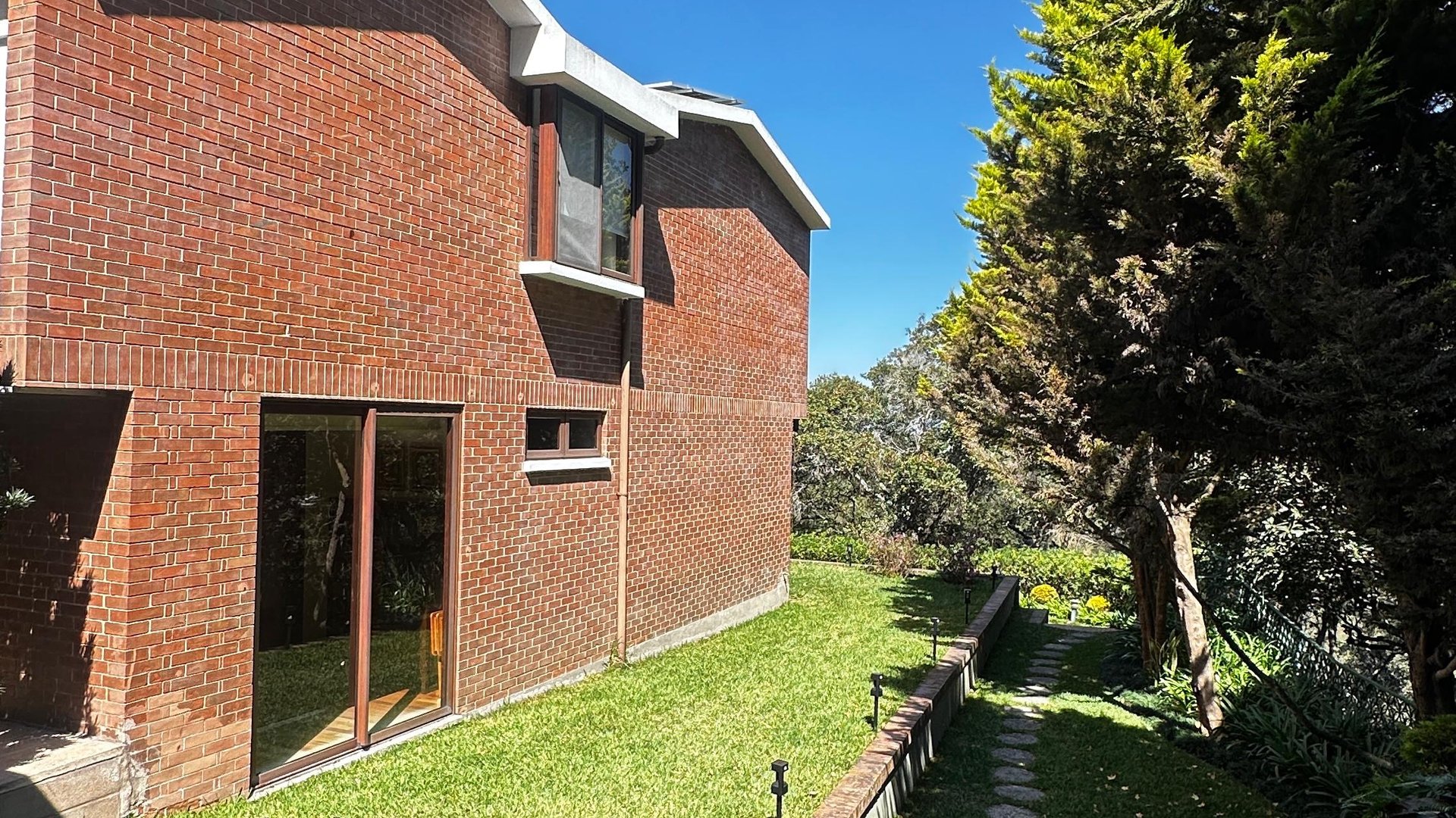 Espectacular casa en venta en zona 15 VH1 - Miniatura 2