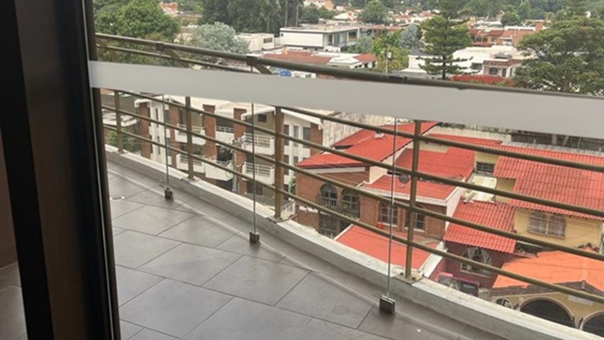 Alquilo Zona 14 apartamento Edificio Tadeus - Miniatura 3