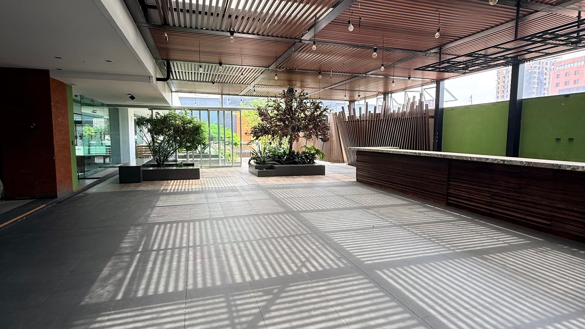 Local Comercial Premium en Renta | 471m² | Nuevo | Seguridad 24/7 - Image 1