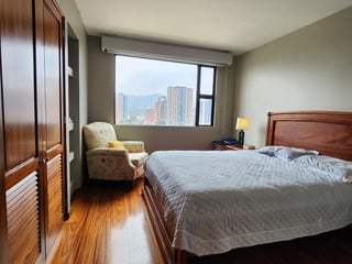 Amplio Apartamento en zona 10 en Alquiler - Image 21