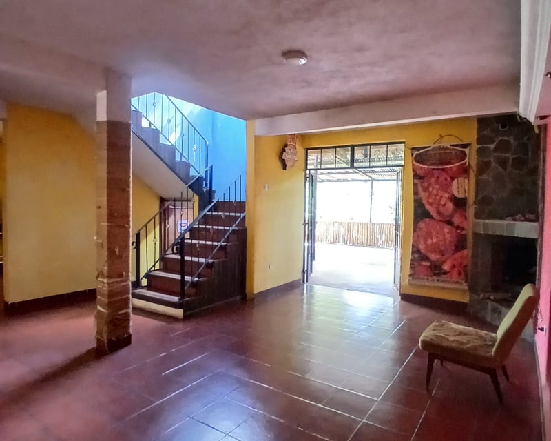 Amplia casa con terreno en venta en Bárcenas