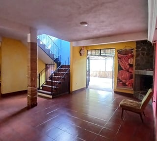 Amplia casa con terreno en venta en Bárcenas