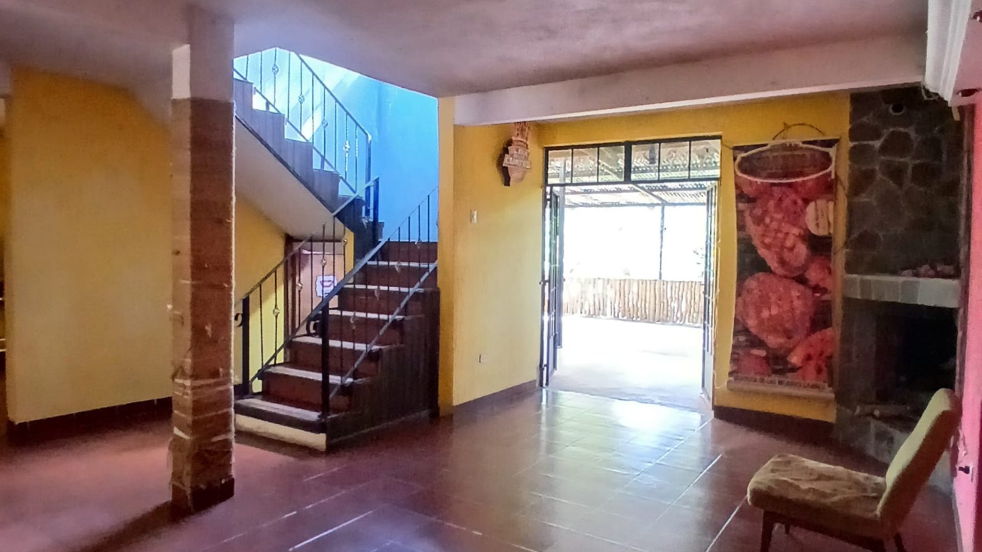 Amplia casa con terreno en venta en Bárcenas