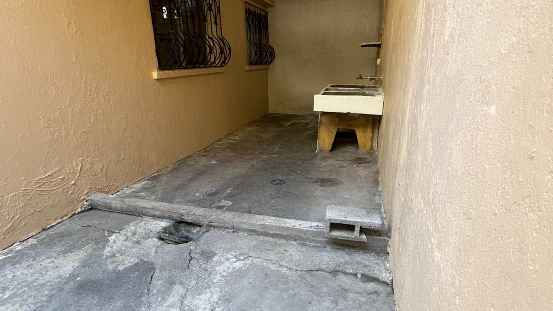 CASA SEMIAMUEBLADA EN VENTA, ZONA 3 DE MIXCO - Miniatura 2