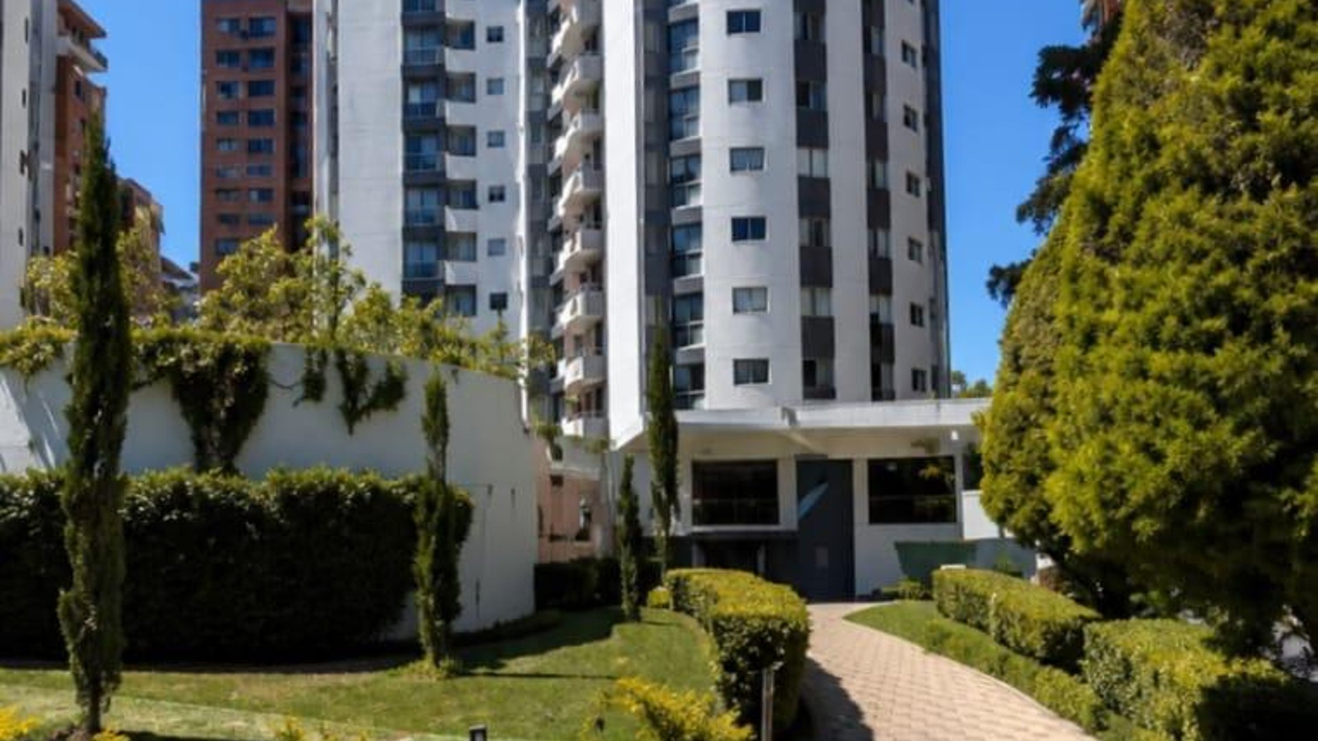 ???? APARTAMENTO EN RENTA – 2 HAB + BALCÓN | ATTICA I | ZONA 14 - Image 1