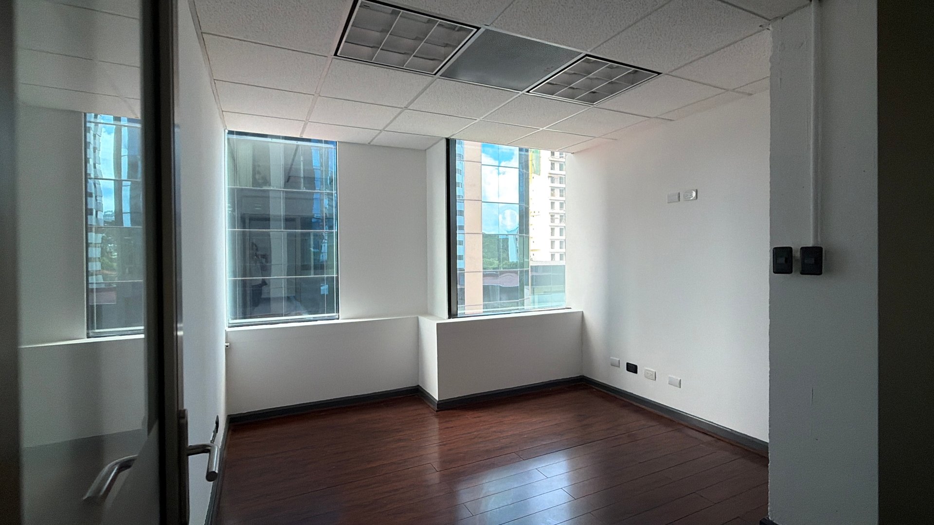 Oficina en Alquiler / Venta Edificio Europlaza, zona 14 - Miniatura 8