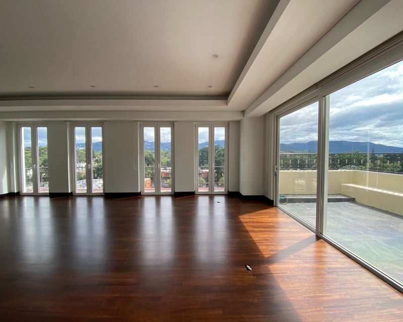 Apartamento de 2 niveles y terraza en alquiler, Quinta Avenida zona 14