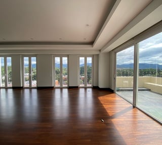 Apartamento de 2 niveles y terraza en alquiler, Quinta Avenida zona 14