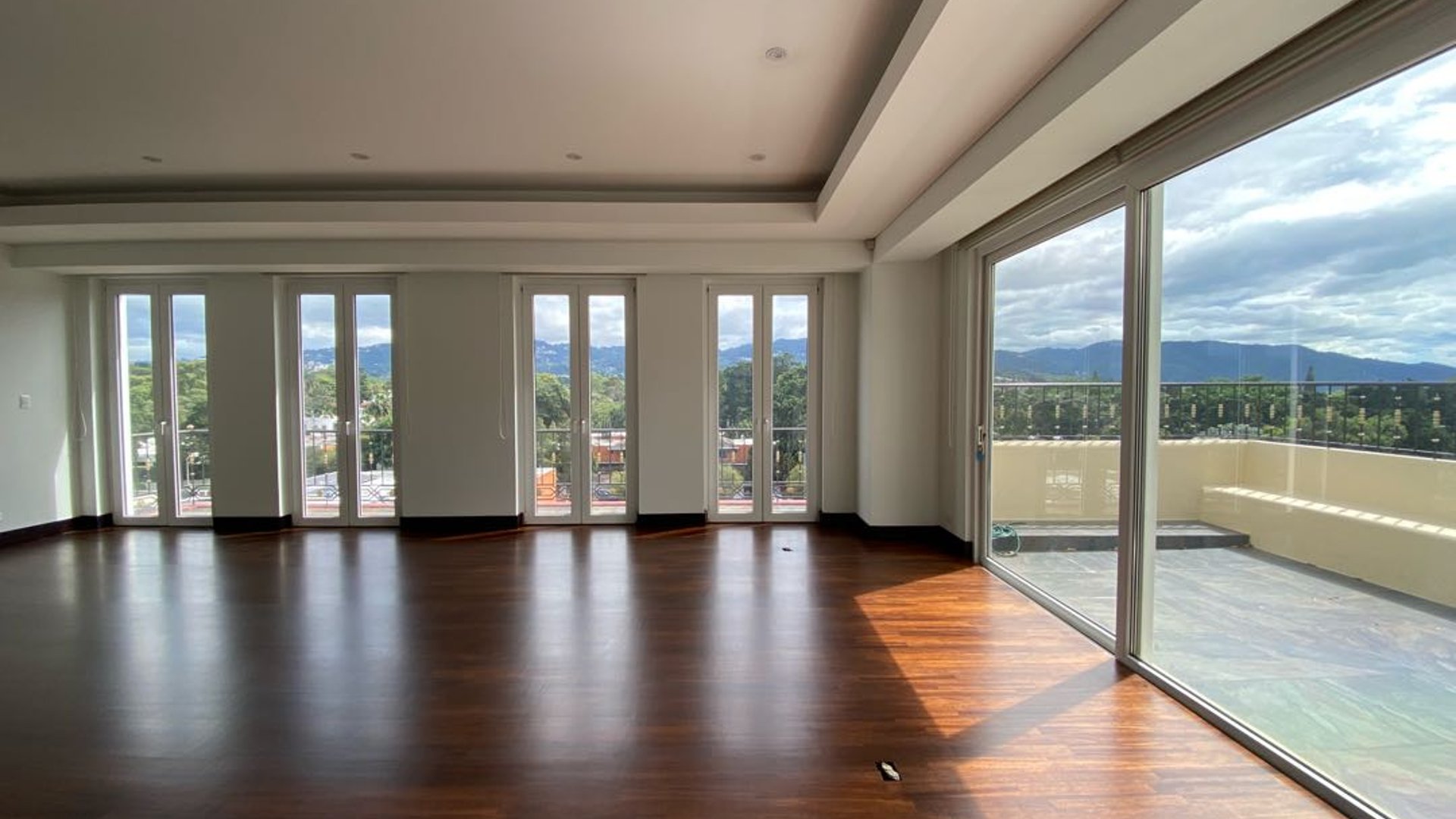 Apartamento de 2 niveles y terraza en alquiler, Quinta Avenida zona 14