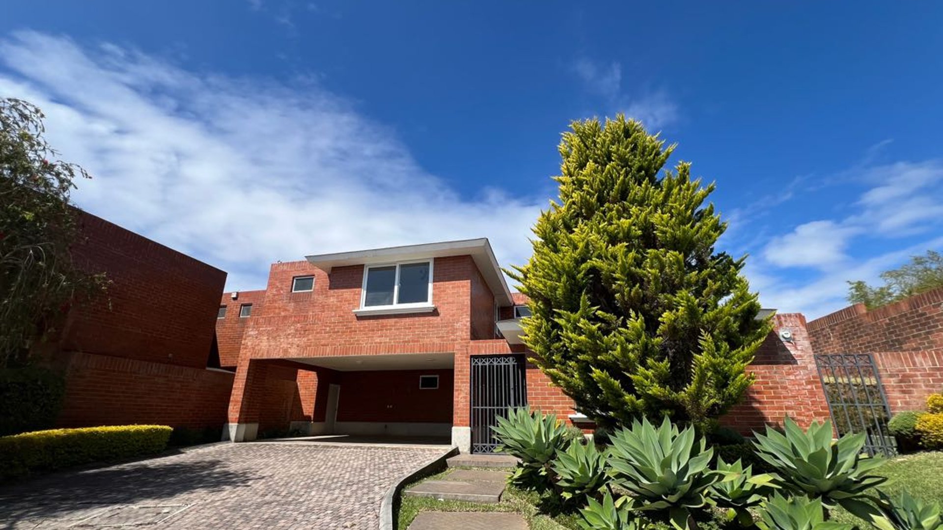 *Venta hermosa casa en Km 20 Carr. a Fraijanes, Colinas de Castel* (C)