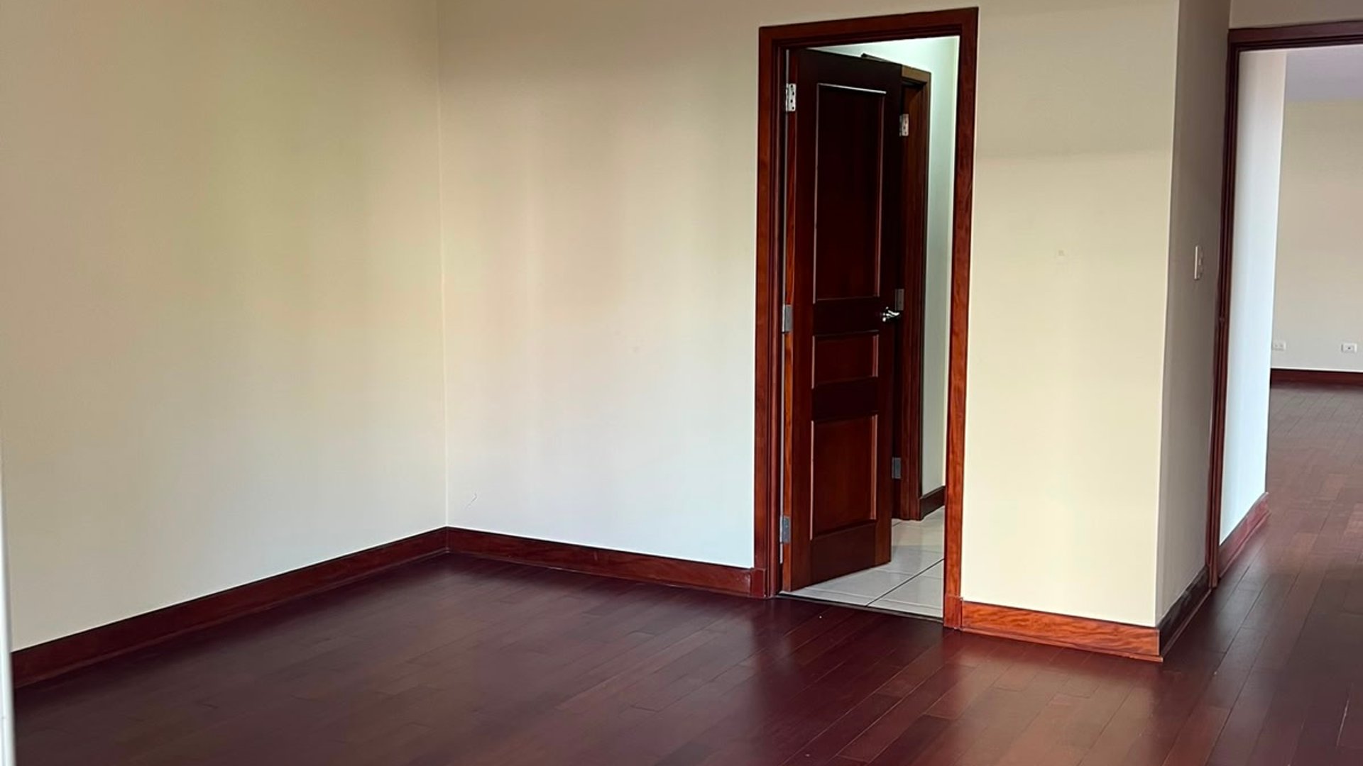 Apartamento en Alquiler Edificio Benevento, zona 14 - Miniatura 13