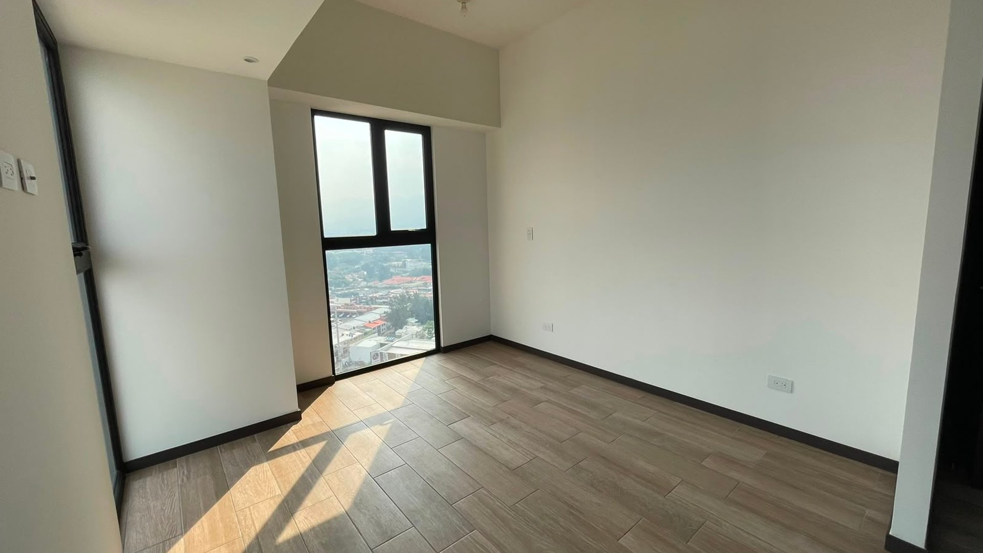 Apartamento con balcon abierto - 2 habitaciones en zona 11 Ref-5960 - Miniatura 4