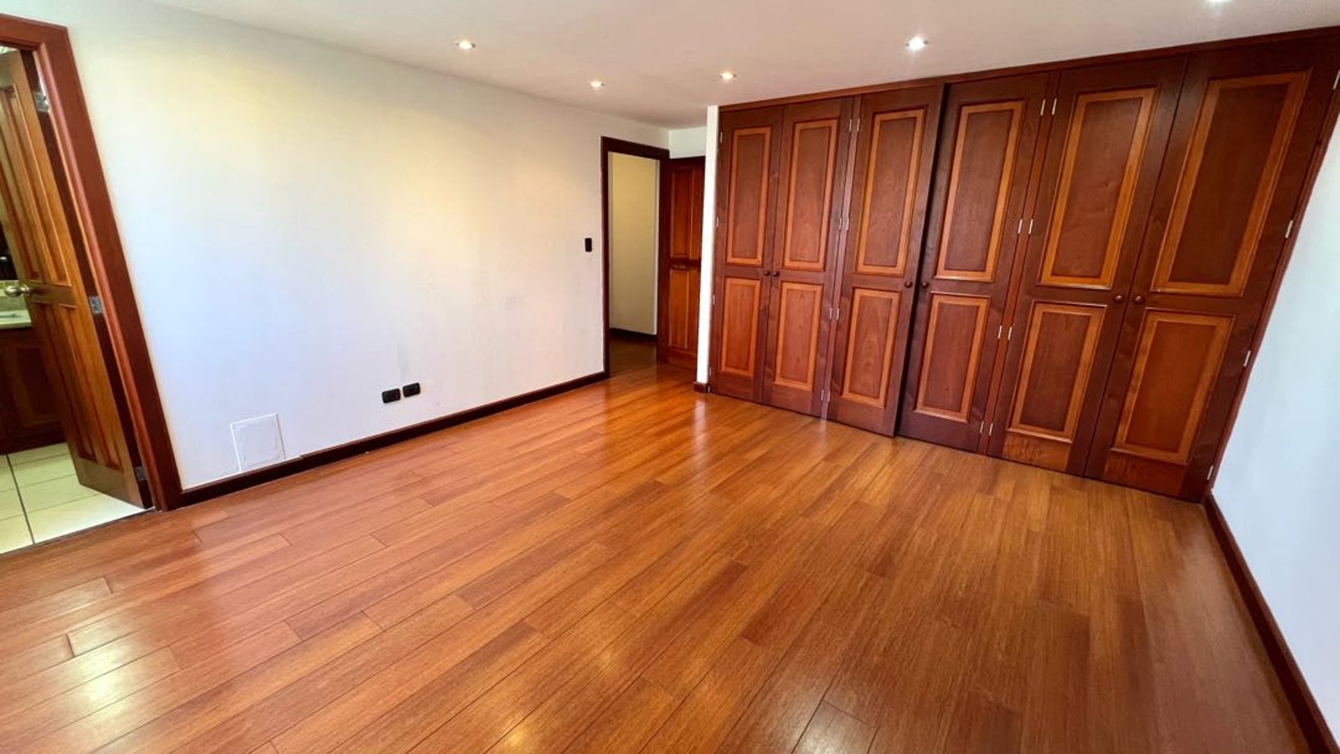 ALQUILER DE AMPLIO APARTAMENTO - MARQUÉS DEL VALLE, ZONA 14 - Miniatura 13