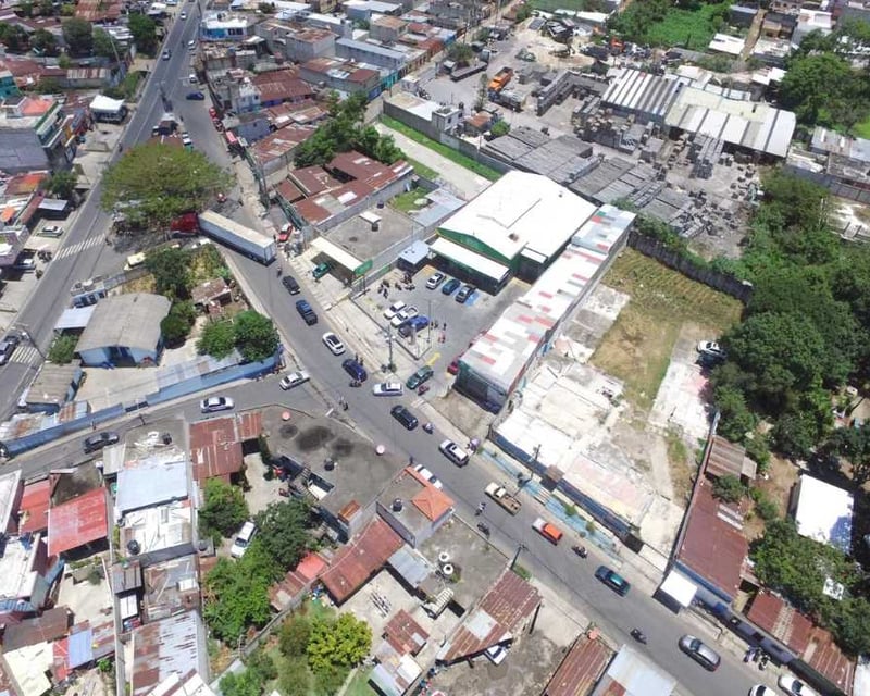 Inversionistas vendo propiedad en Bárcenas