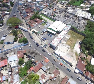 Inversionistas vendo propiedad en Bárcenas