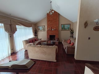 Amplia residencia con diseño arquitectónico único y hermosas vistas - 2