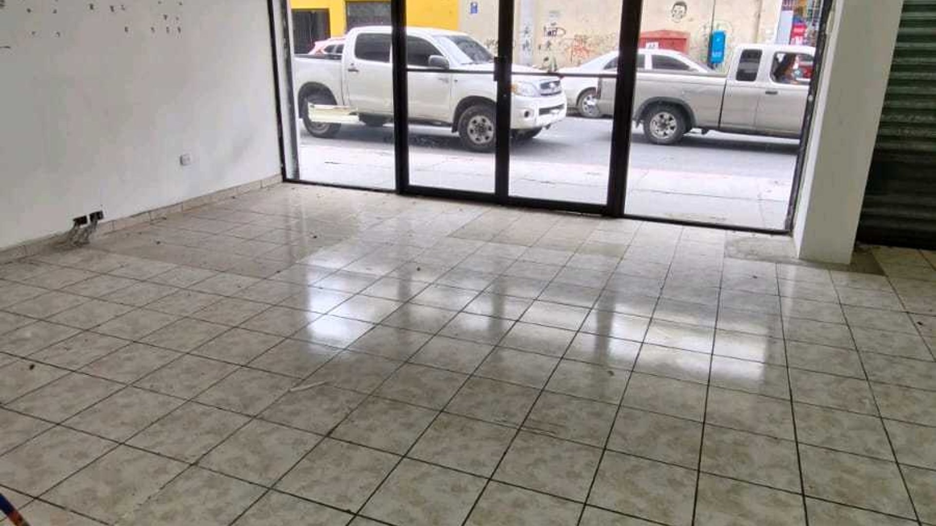 Alquilo Local Comercial en z1 - Miniatura 2