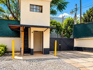 Casa en renta para oficinas o uso comercial | Amplio parqueo para 60 vehículos - 3