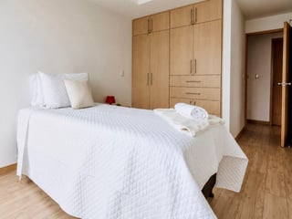 📍 APARTAMENTO EN RENTA AMUEBLADO  – 2 HAB | CITY HAUS | ZONA 10 - 4