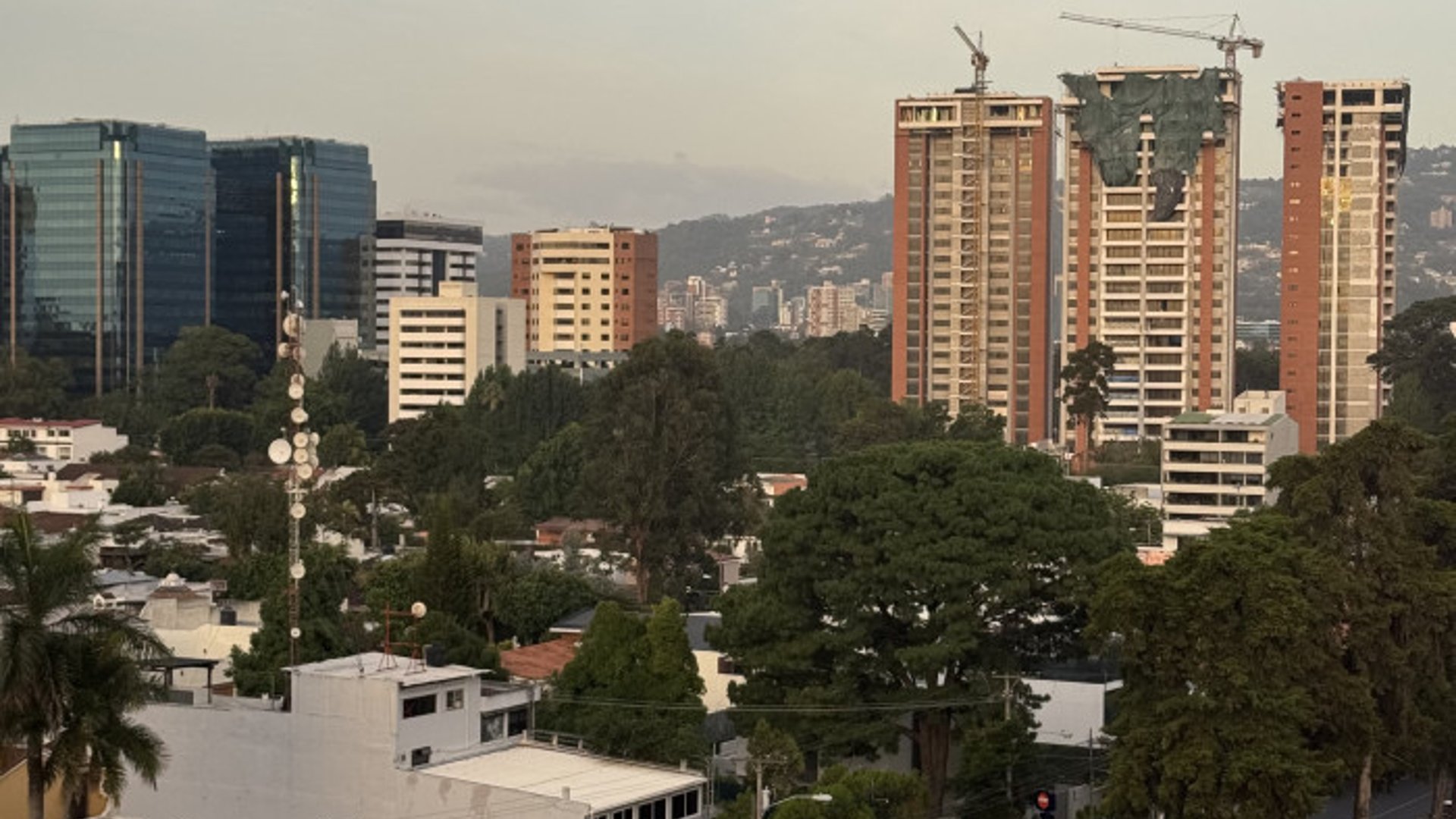 Apartamento en Renta zona 14 Avenida Las Americas - Miniatura 3