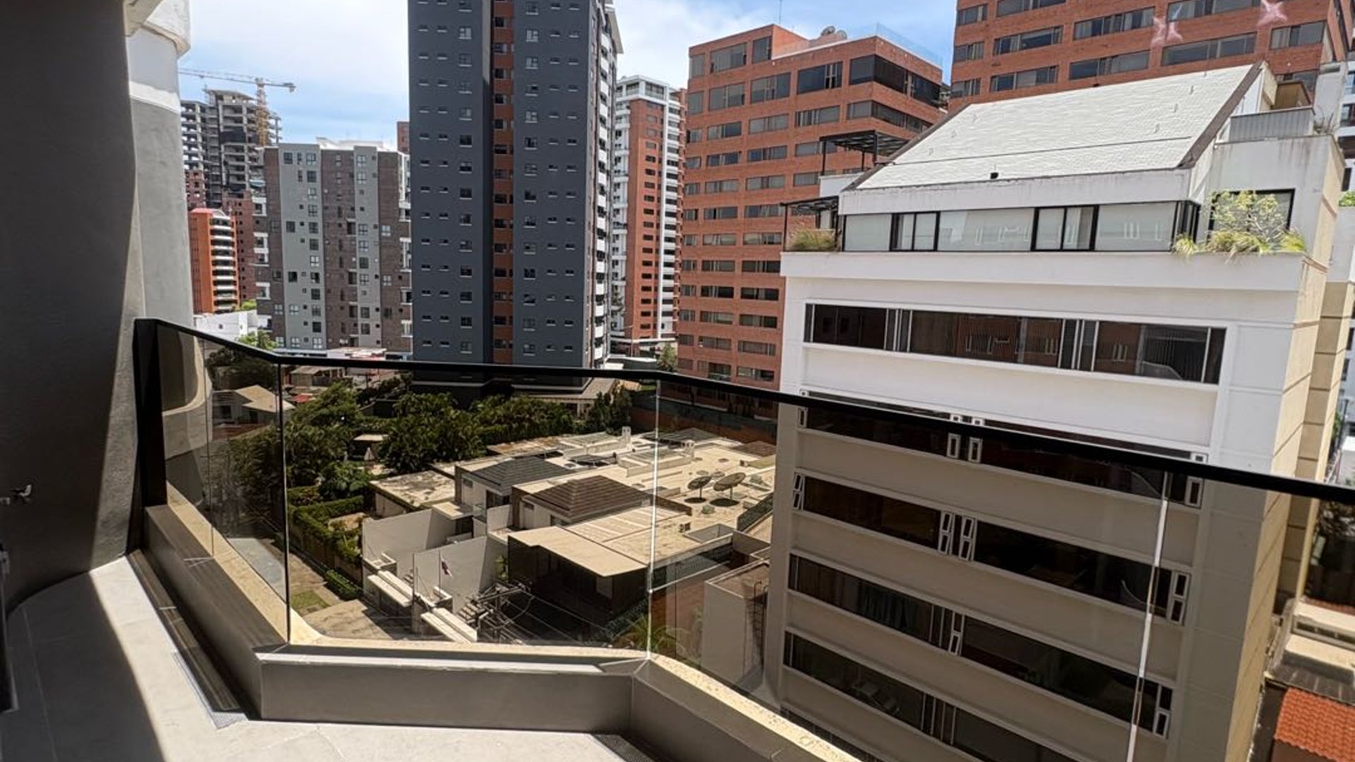 Apartamento en Alquiler Edificio Torre Vertic, zona 14 - Image 1