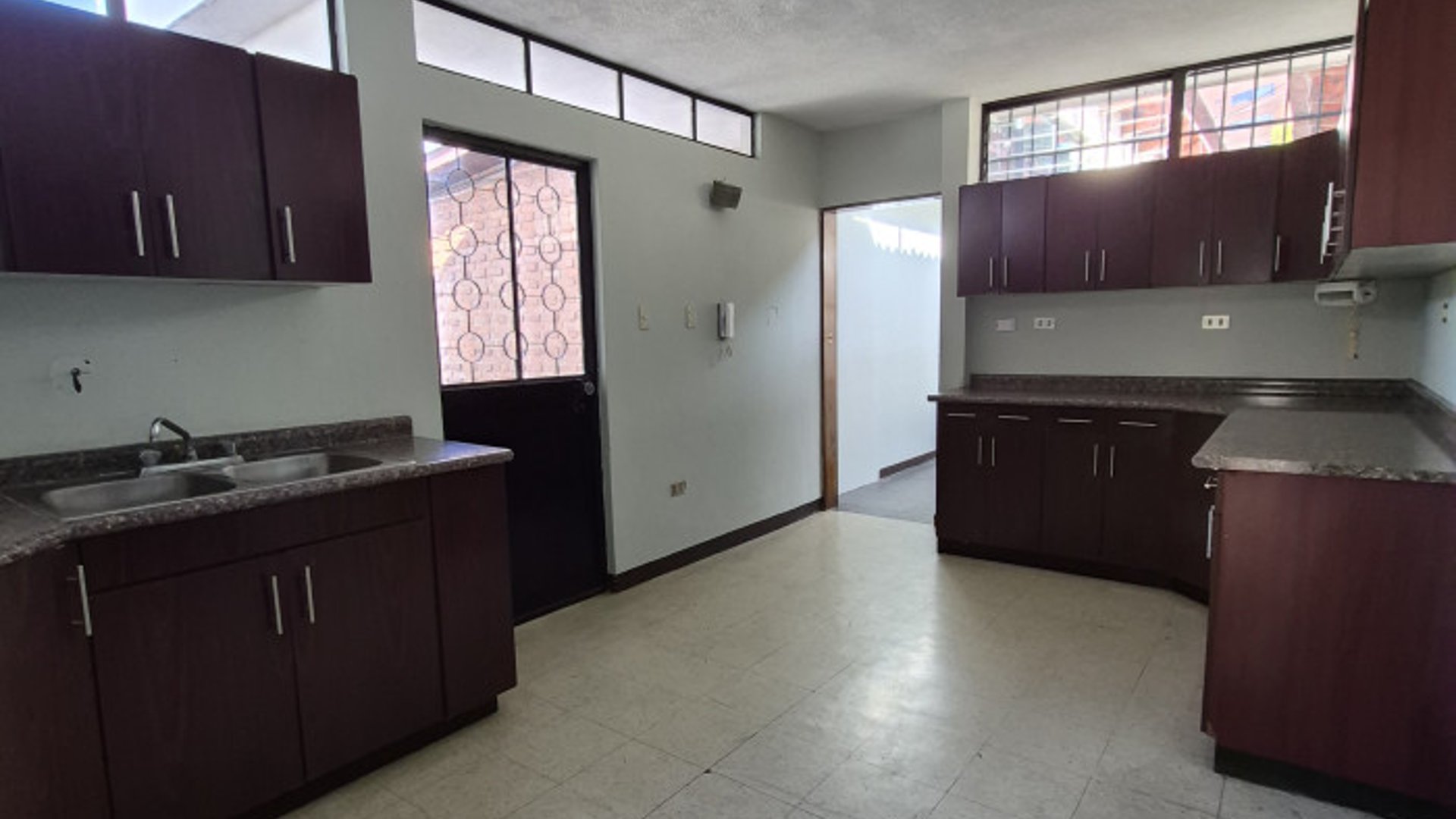 Casa en renta para oficinas zona 15 Vista Hermosa 1 - Miniatura 9