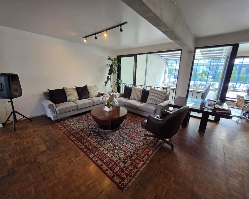 Casa en renta y/o venta ideal para oficinas en zona 10 Ref-5424