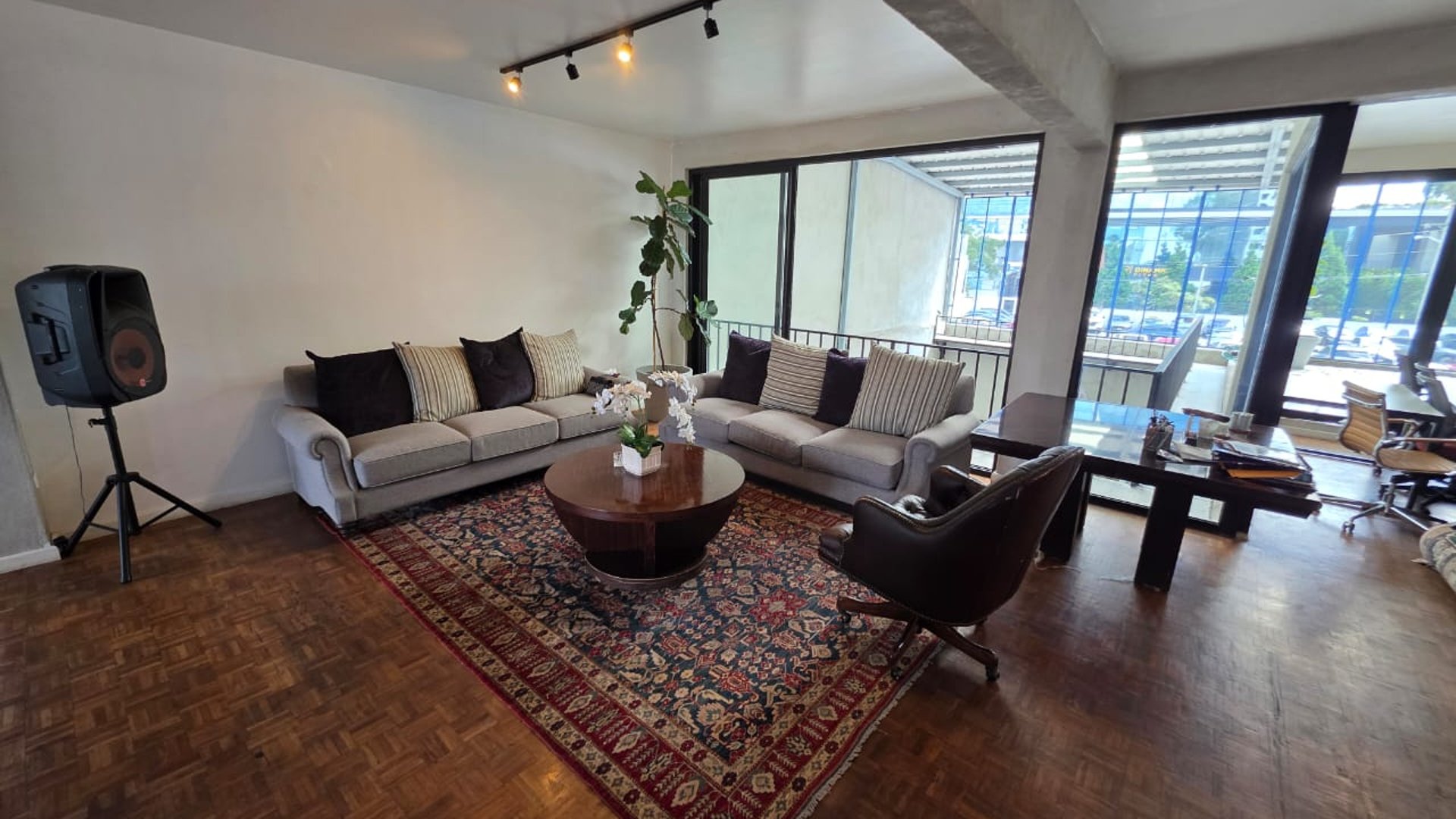 Casa en renta y/o venta ideal para oficinas en zona 10 Ref-5424