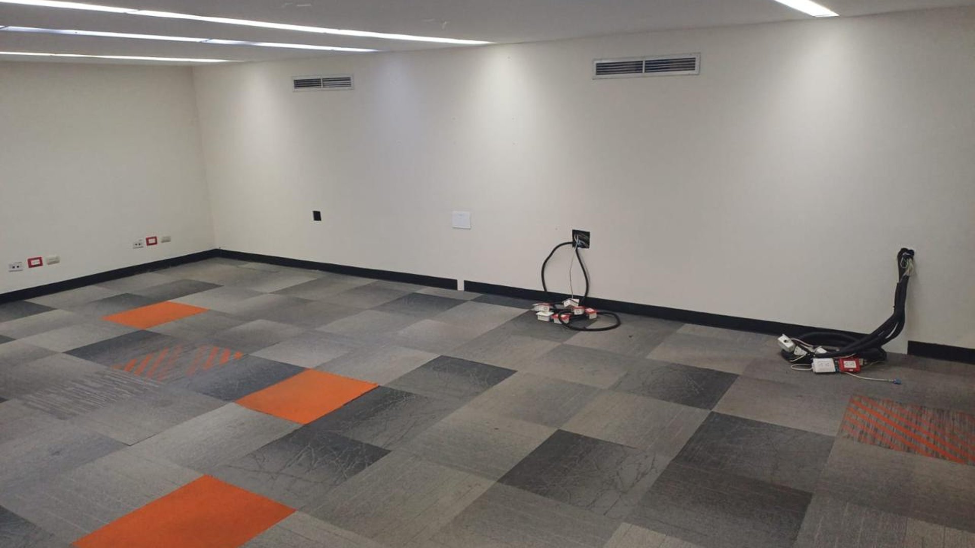 RENTA DE LOCAL COMERCIAL , OFICINAS Y SHOWROOM | ZONA 10 - Miniatura 4