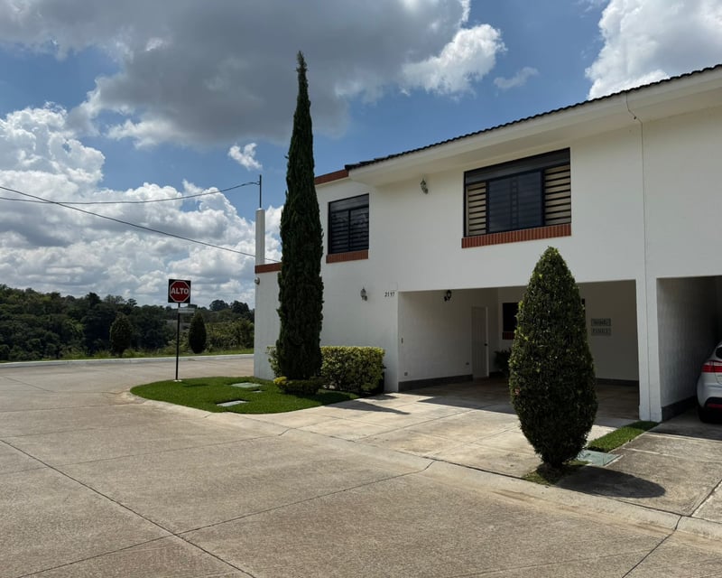📍 CASA EN VENTA – 4 HAB + JARDÍN | PORTAL SAN ISIDRO II | ZONA 16