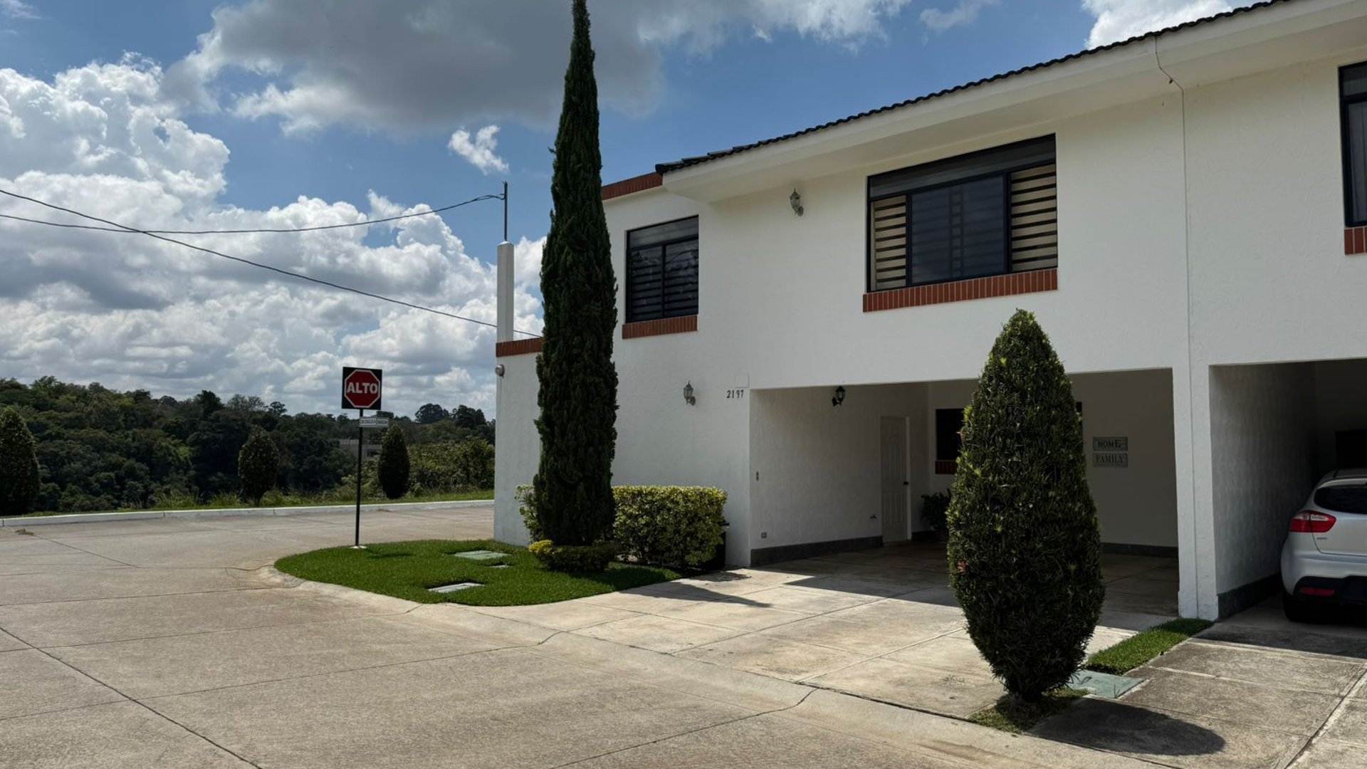 📍 CASA EN VENTA – 4 HAB + JARDÍN | PORTAL SAN ISIDRO II | ZONA 16
