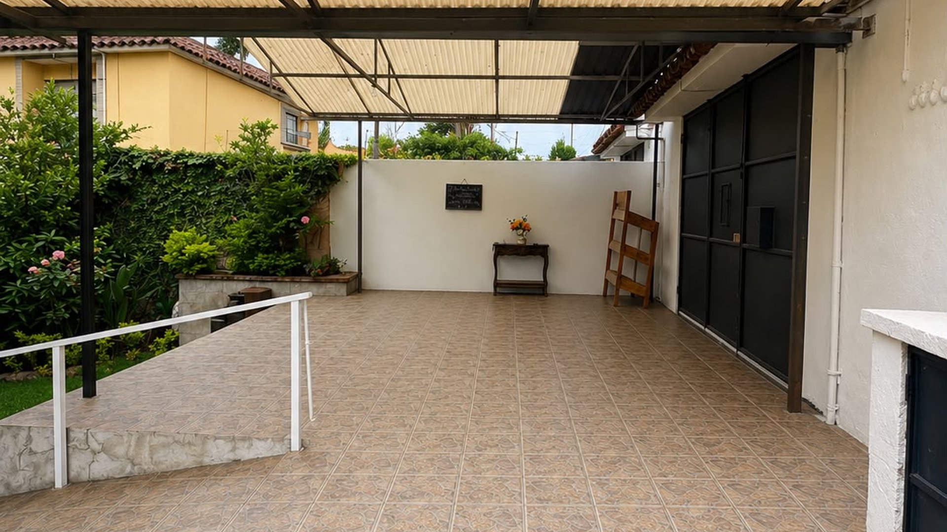 AMPLIO LOCAL COMERCIAL EN RENTA, EL PANORAMA, ANTIGUA G.  - Image 1