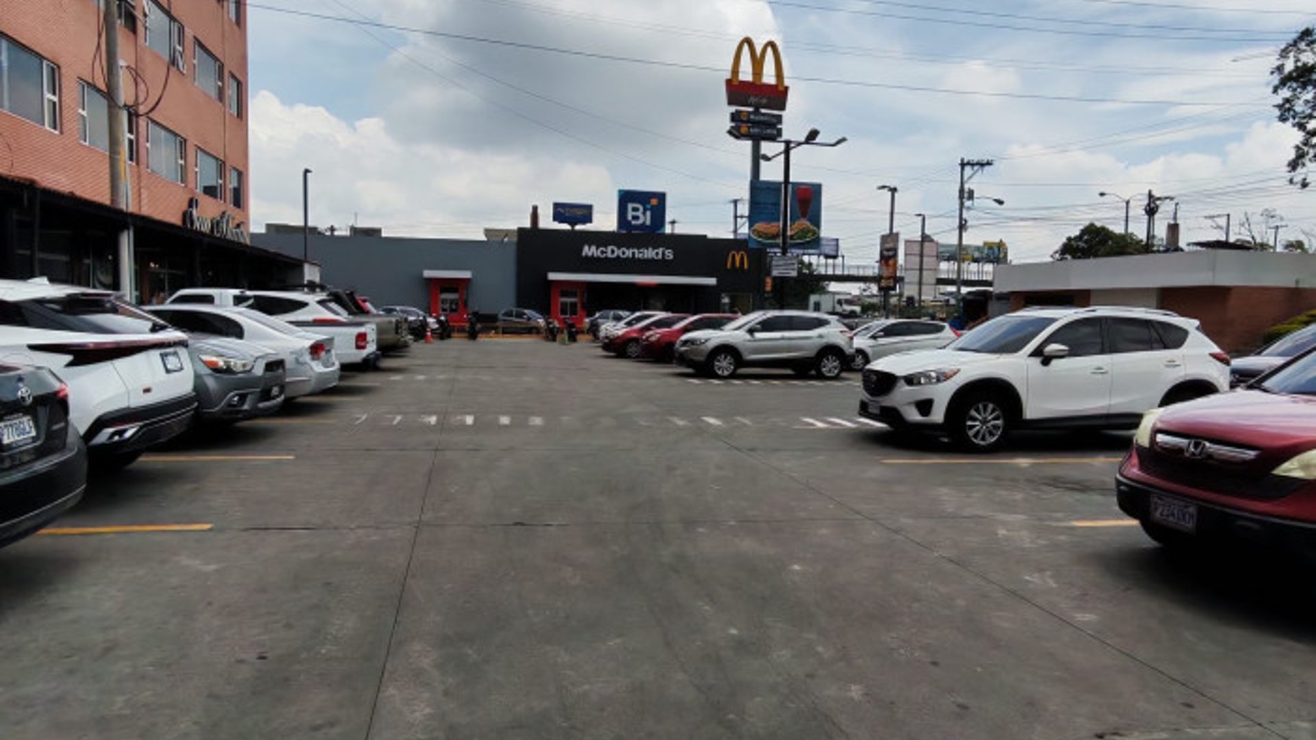 Rento Oficina Comercial en plaza Canadá zona 12 - Miniatura 19