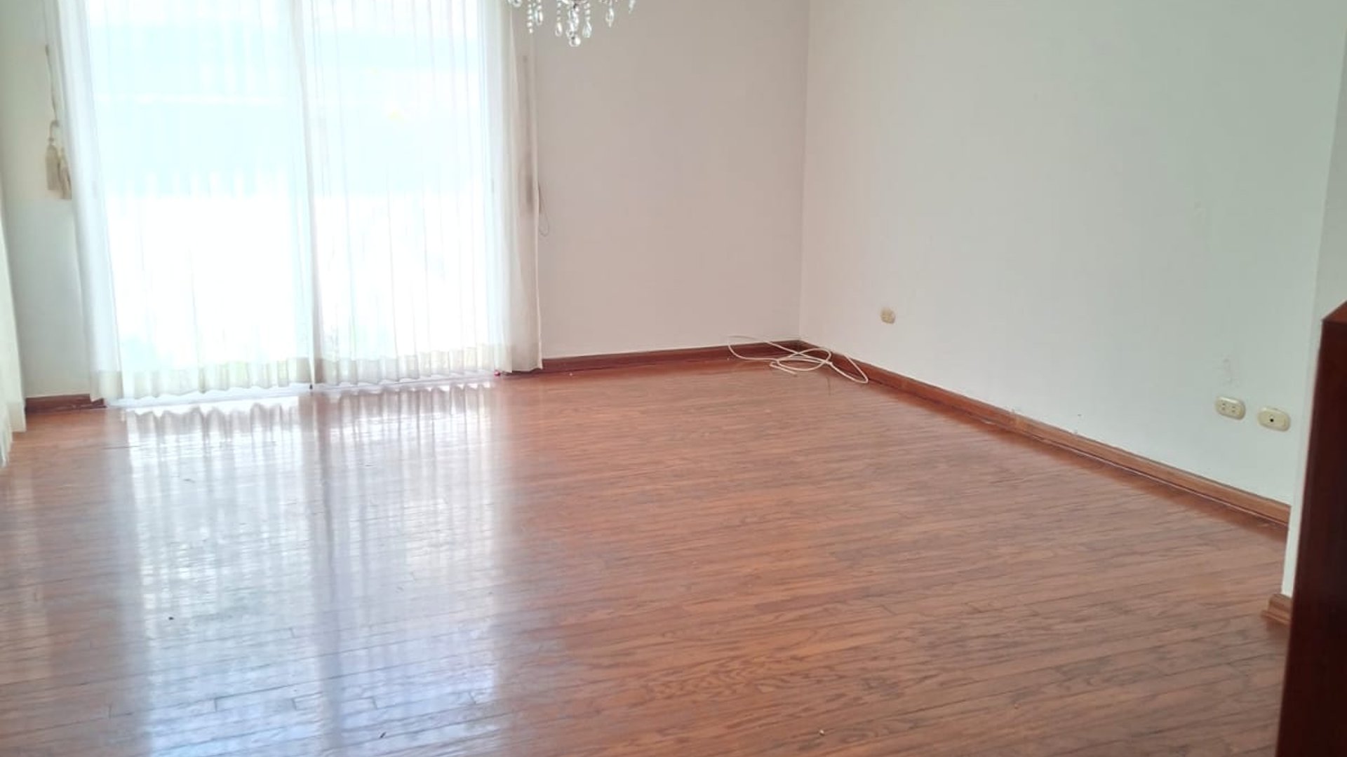 Casa con habitacion de servicio - dentro de garita zona 14 Ref-5991 - Miniatura 7