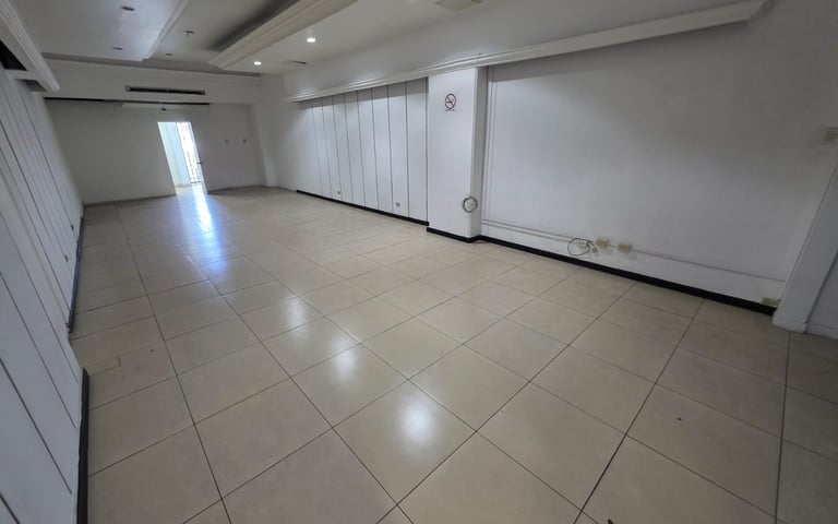 Venta de local en Centro Comercial La Pradera Zona 10 Ref-5049