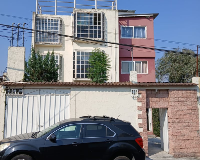 Torre de apartamentos de 3 niveles 2 por nivel, parqueo