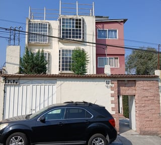 Torre de apartamentos de 3 niveles 2 por nivel, parqueo