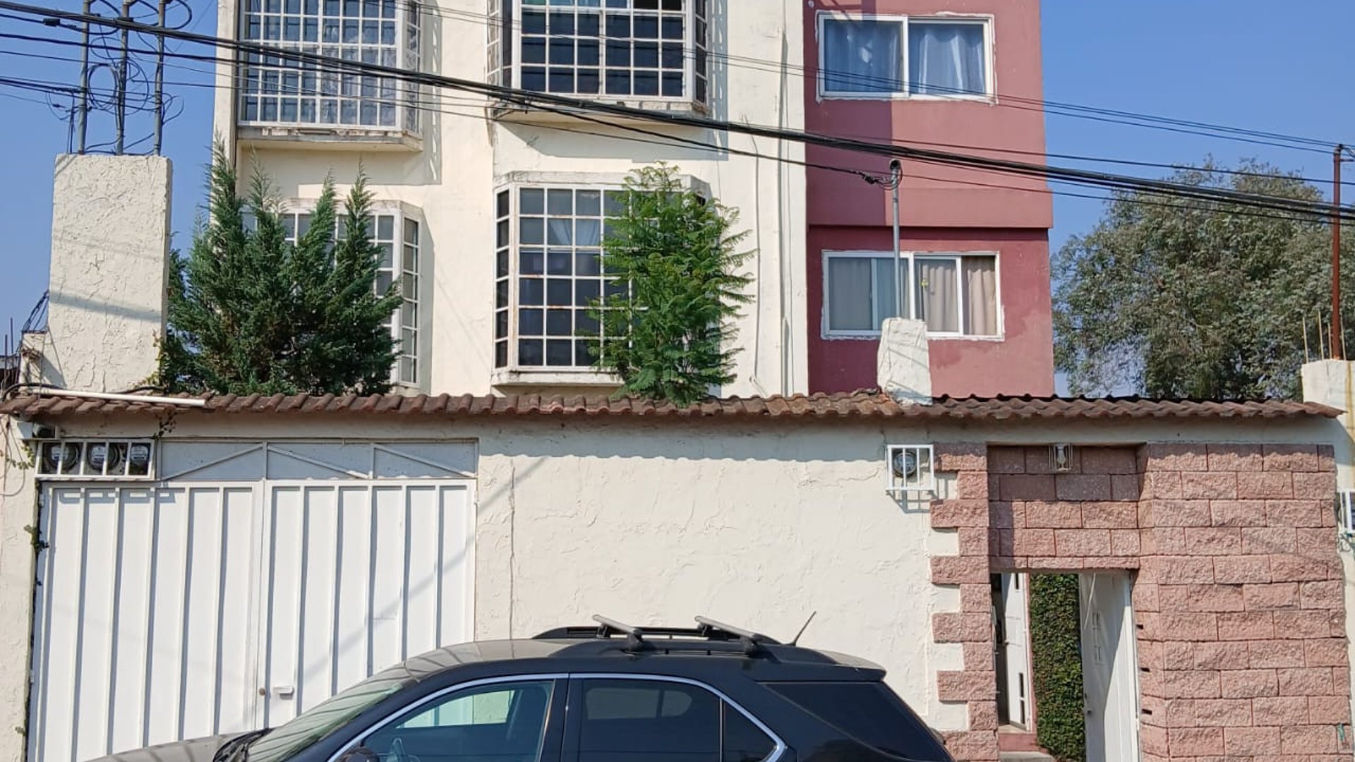 Torre de apartamentos de 3 niveles 2 por nivel, parqueo