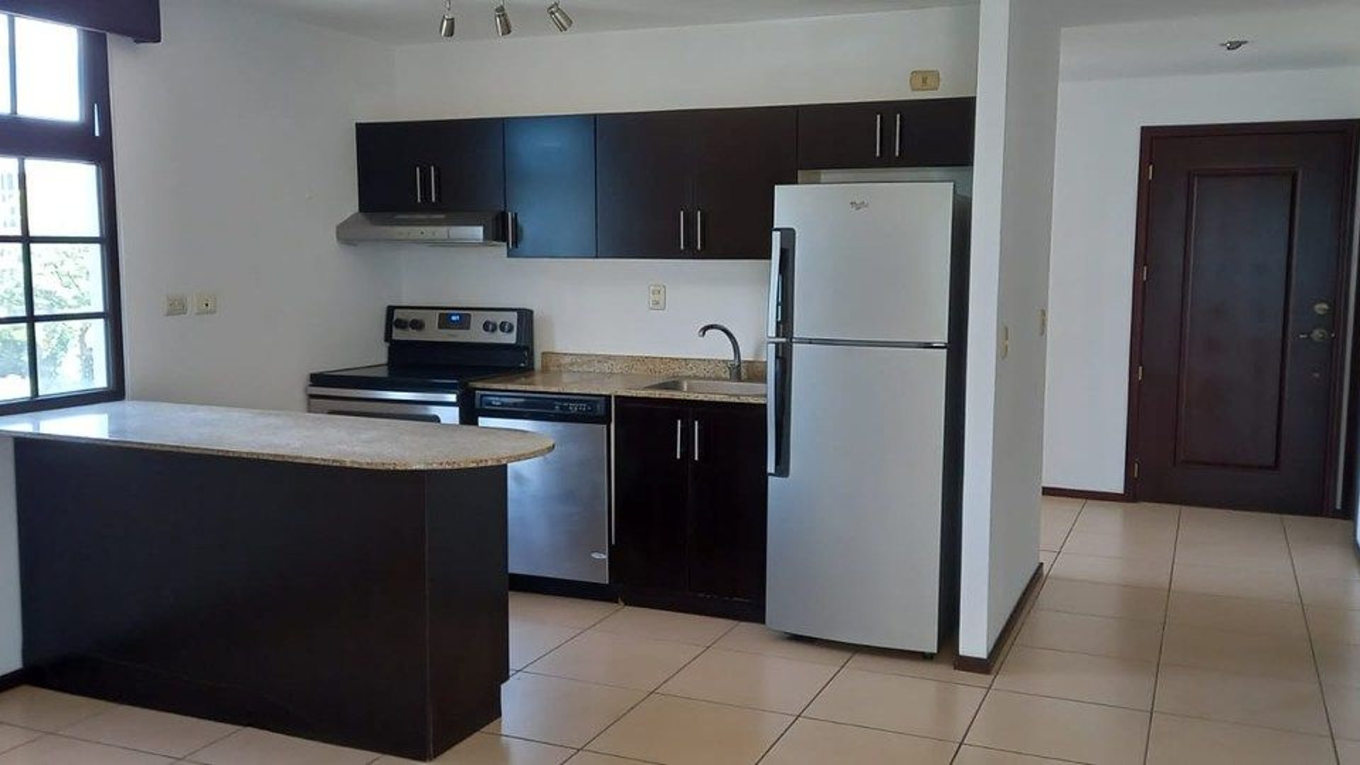 Apartamento en Renta - Edificio Madeleine Zona 10 - Image 1