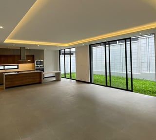 Casa en Renta en Zona 10, 3 habitaciones y hab de servicio ref-6075