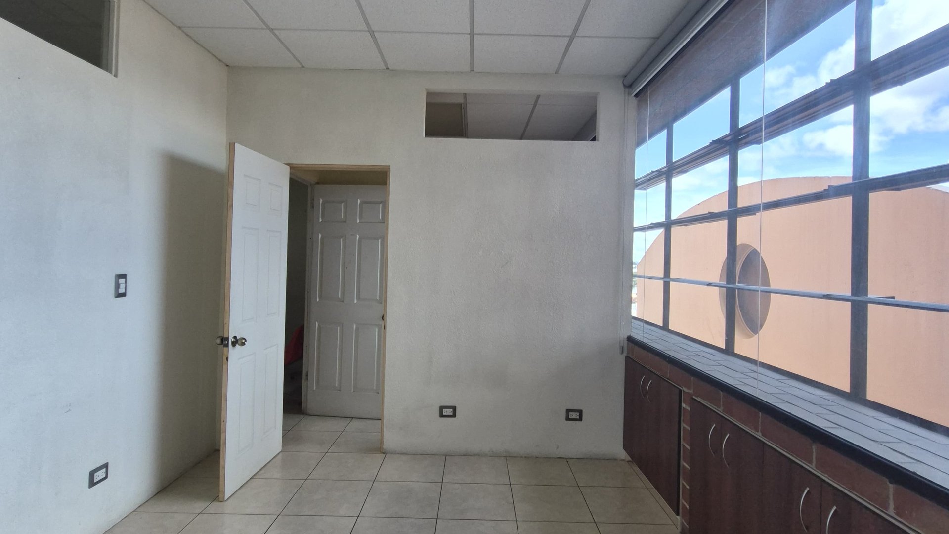 OFICINA EN RENTA – EDIFICIO DISTRITO MIRAFLORES | ZONA 11 - Miniatura 7