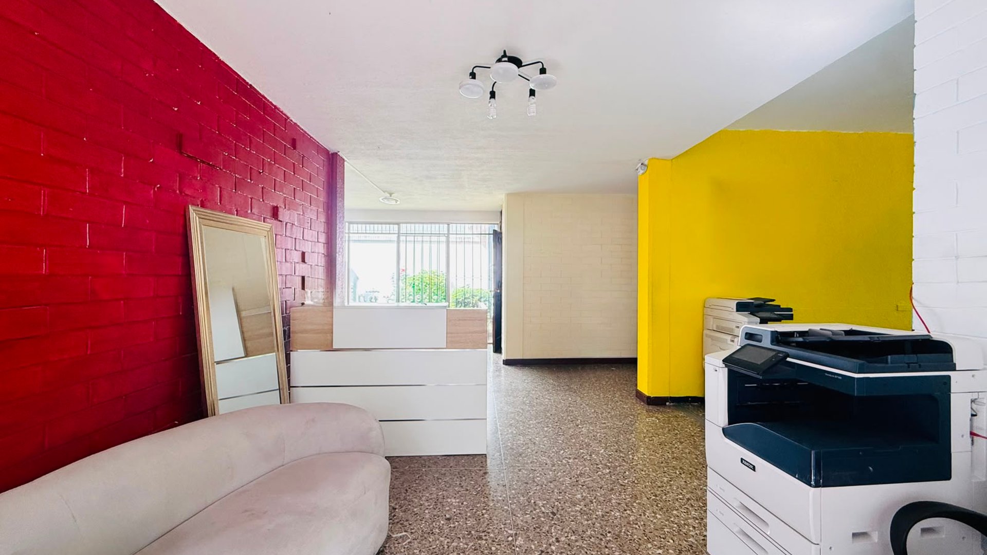 ALQUILER DE AMPLIA CASA IDEAL PARA COMERCIO U OFICINAS - ZONA 10 - Miniatura 6