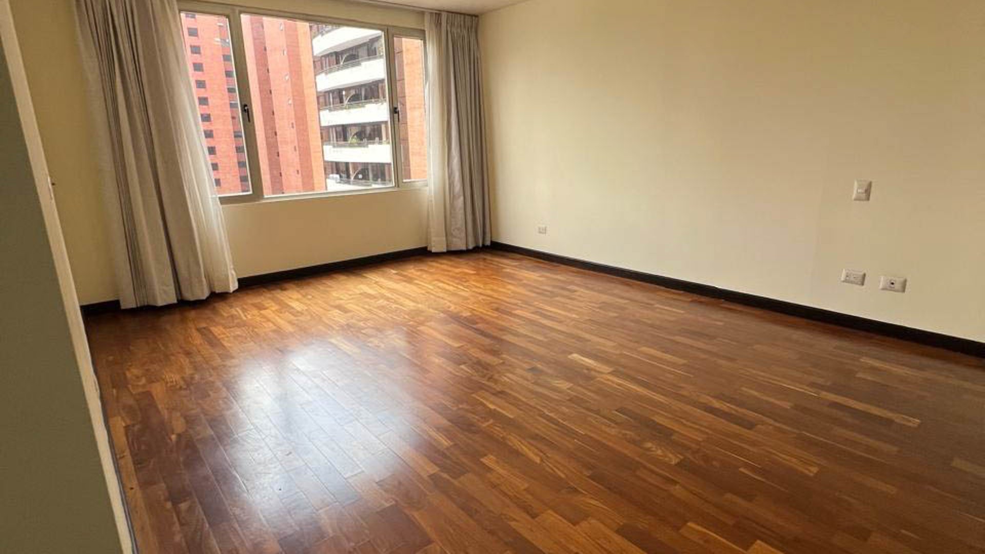 APARTAMENTO EN RENTA ZONA 10 - Miniatura 8