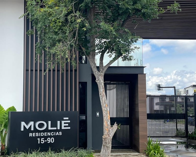 CASA EN RENTA en MOLIÉ zona 10 cerca de La Joya en Oakland