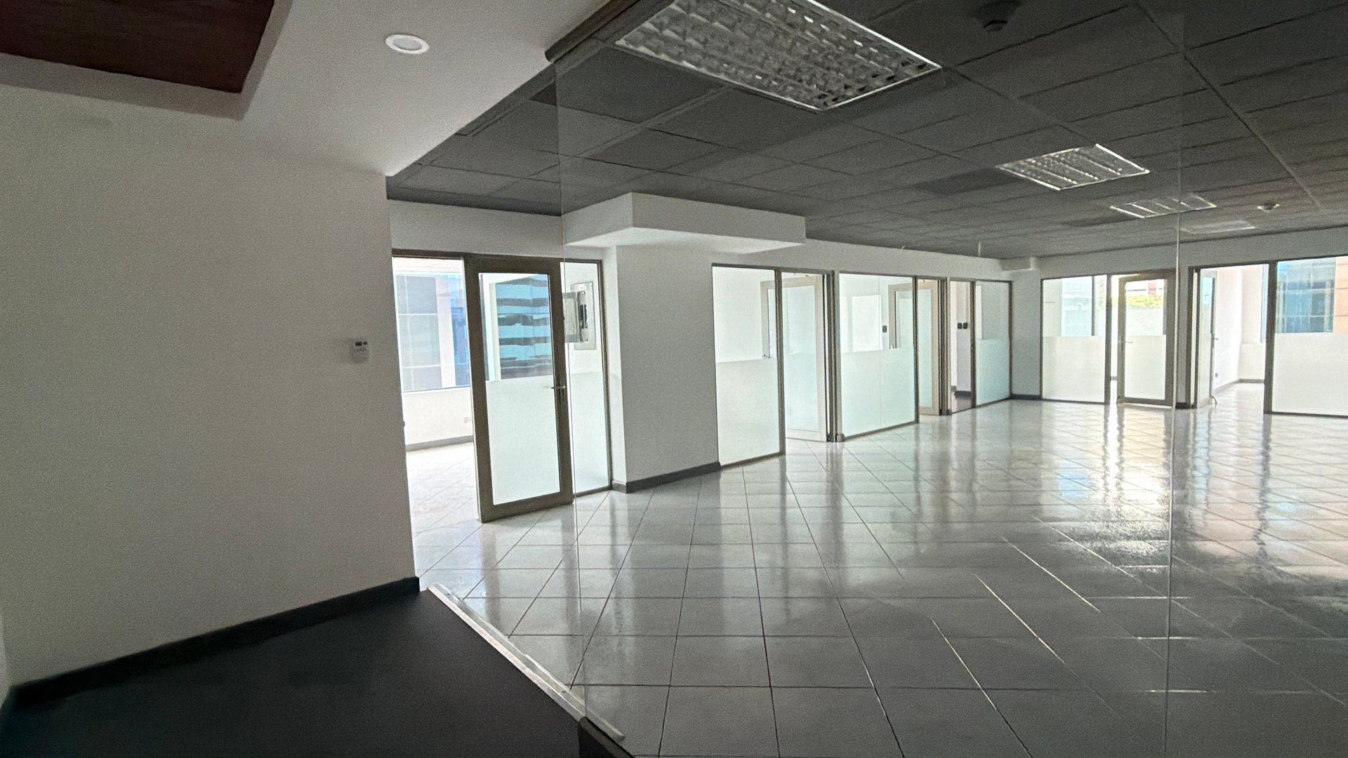 Oficina en Alquiler / Venta Edificio Europlaza, zona 14 - Miniatura 5