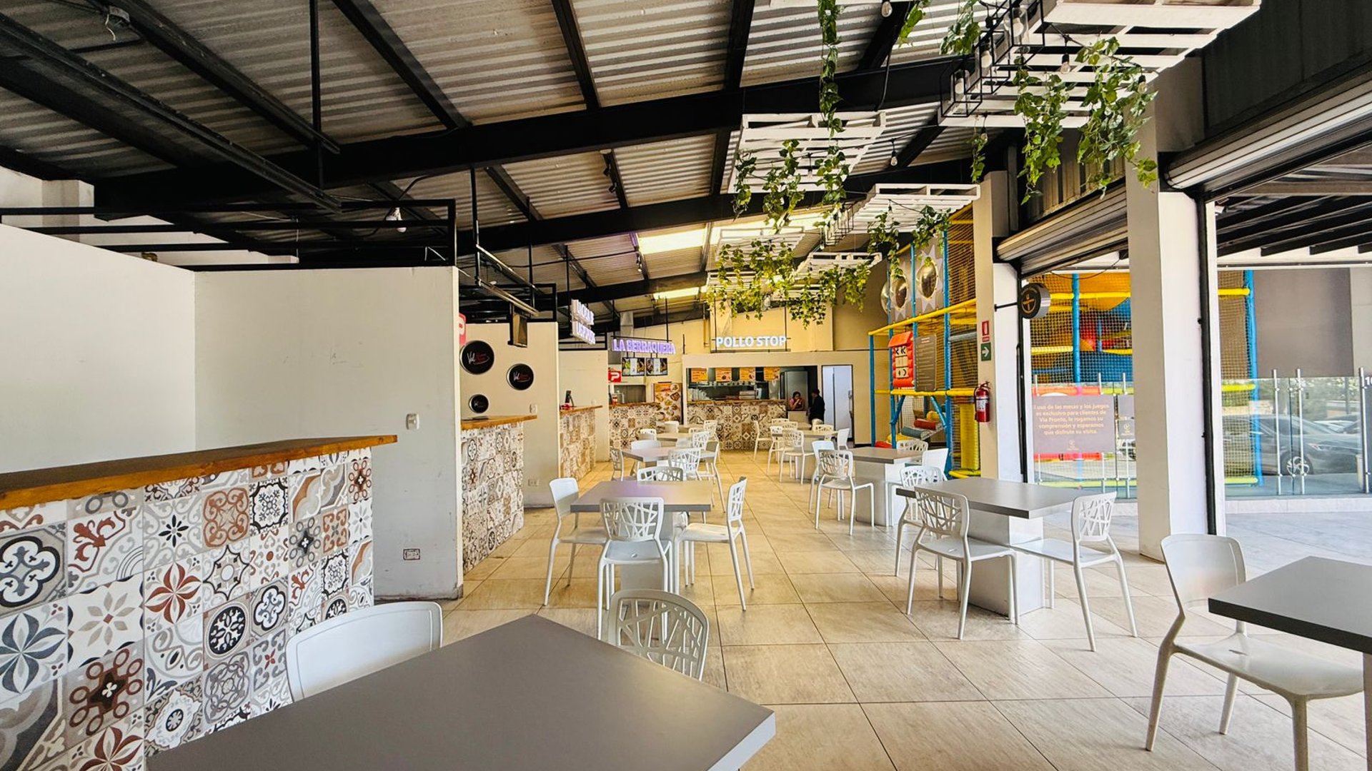ALQUILER DE LOCALES COMERCIALES ÁREA DE FOOD COURT - KM 17.5, CES