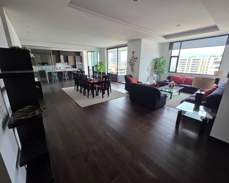 Lujoso apartamento con habitación de servicio en zona 14 Ref-5845